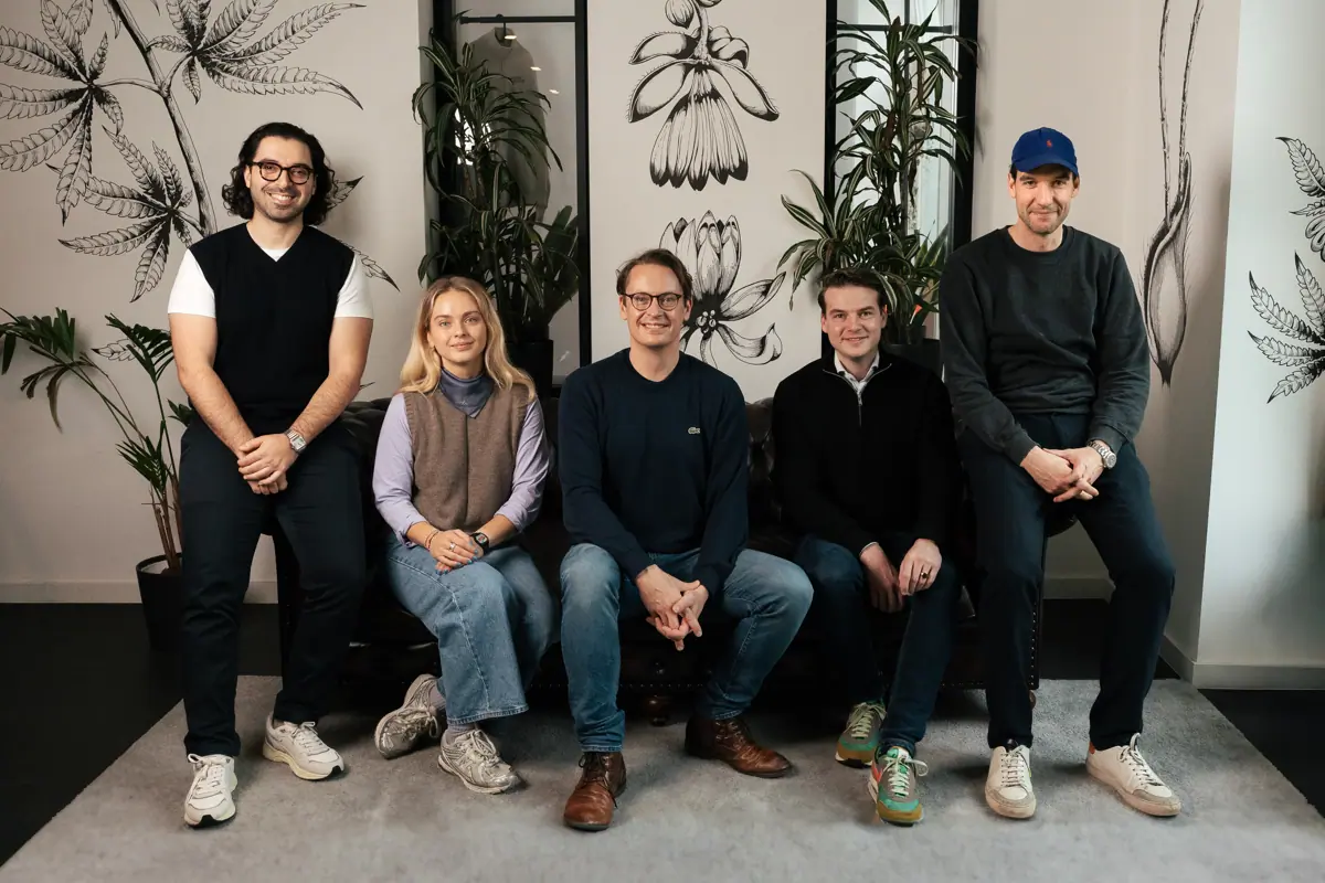 Bild mit dem Management Team von Sanity Group. Von links nach rechts: Seyit Kaya, Annika Marie Rudolph, Finn Age Hänsel, Lodewijk Sutorius, Adrian Frenzel